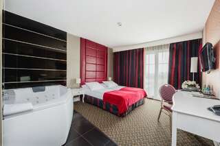 Отель Hotel Lamberton Олтажев Номер с кроватью размера "queen-size" и гидромассажной ванной-1